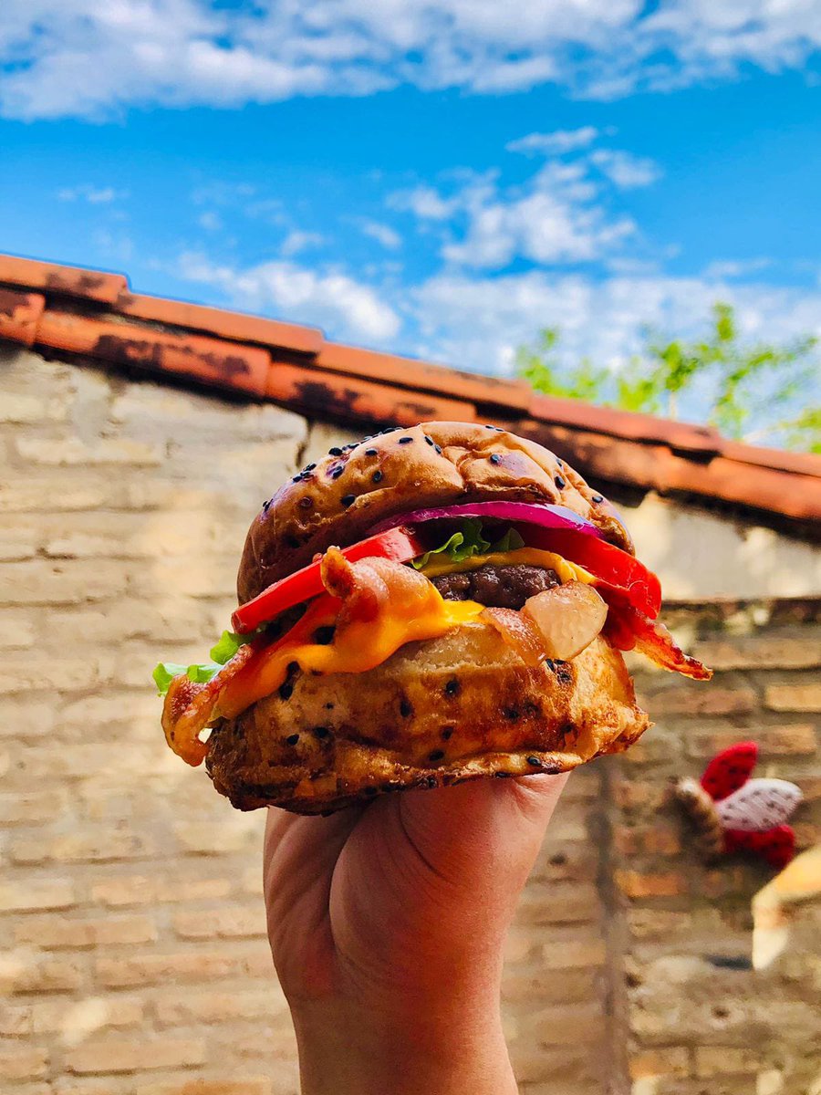 TobiasOlivetti2's tweet photo. Buenas! Les comparto acá el emprendimiento con mi hermano hamburguesas caseras 100% a la parilla. 

Les dejo nuestra página para qué nos apoyen por Instagram y vayan a hacer sus pedidos. 

Lambaré-Barrio San Isidro📍 
Contamos con delivery 🚗 

Me ayudarían mucho con un RT 🙏🏽 https://t.co/JsX4d6kiuE