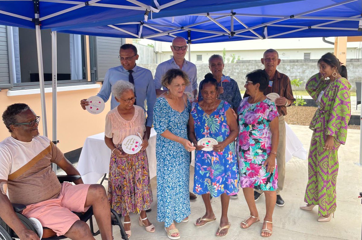 🇷🇪 <a href="/EPhilippe_LH/">Edouard Philippe</a> à la rencontre des réunionnais et des sujets de leur quotidien. Agriculture, pouvoir d’achat et accès à l’emploi, accompagnement des seniors, dialogue interreligieux et entrepreneuriat. Inspirant !