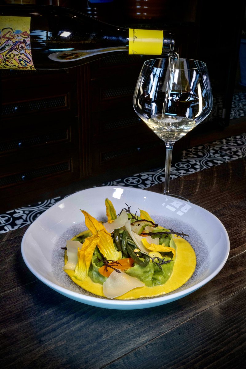 Reconocemos la gastronomía como un arte vivo que explora nuevas técnicas e ingredientes para maravillar los sentidos y crear experiencias culinarias únicas.

…Ravioles de requesón y pistache en salsa de flor de calabaza y verduras de huerto…
Reservaciones: l⁠ink en Bio.
