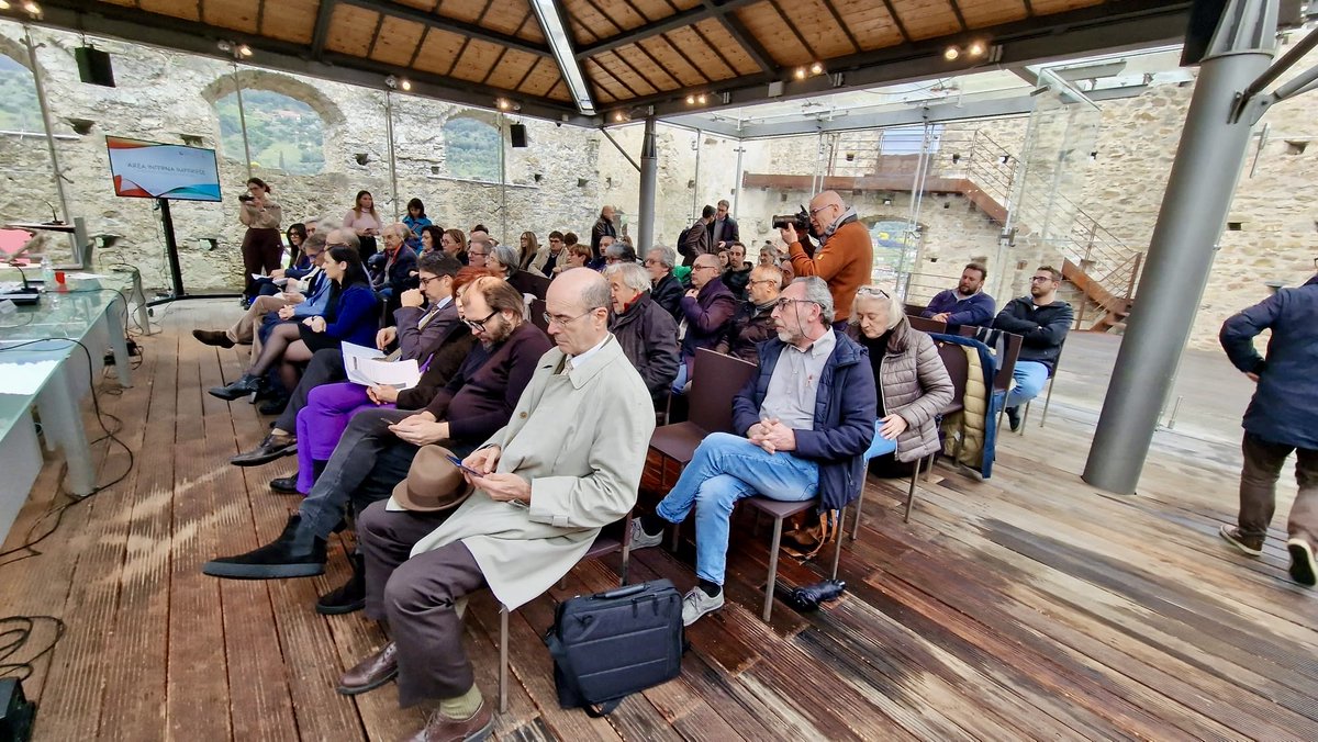 AnciLiguria's tweet photo. 📌#Areainterna #Imperiese. Si è tenuto nella scenografica cornice del Castello dei Doria a #Dolceacqua l’incontro, organizzato da @RegLiguria con la collaborazione di Anci, di “restituzione al territorio” dei tavoli tematici
👉https://t.co/QEHxWileyA https://t.co/1zA3lDkKkn
