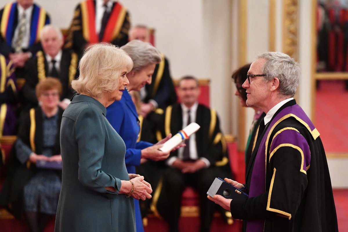 UAL's tweet photo. Today @UAL was formally presented with the Queen’s Anniversary Prize by Her Majesty The Queen at Buckingham Palace. The @QAPrizes are awarded to UK universities and colleges showing excellence, innovation and benefit to the wider world. https://t.co/QXpOXsGnmF
