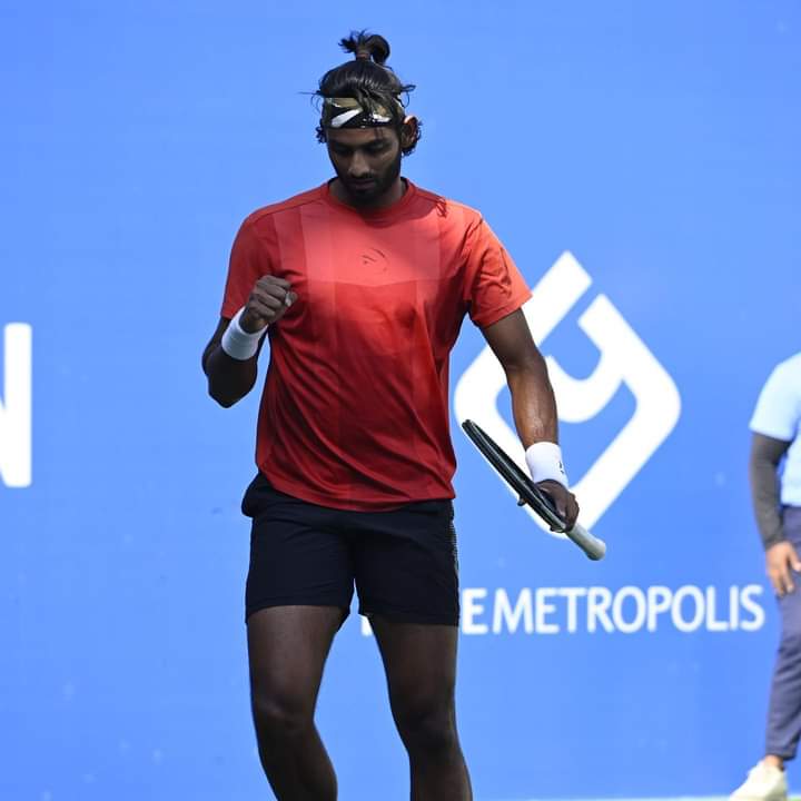 KhelNow's tweet photo. Niki Poonacha has stunned top seed Sumit Nagal in the ATP Pune Challenger!! 😲
He won the round of 16 match 6-4, 6-3 to secure his place in the quarterfinals!
#Punechallenger #MahaOpen #tennis https://t.co/kAaPXx38tZ