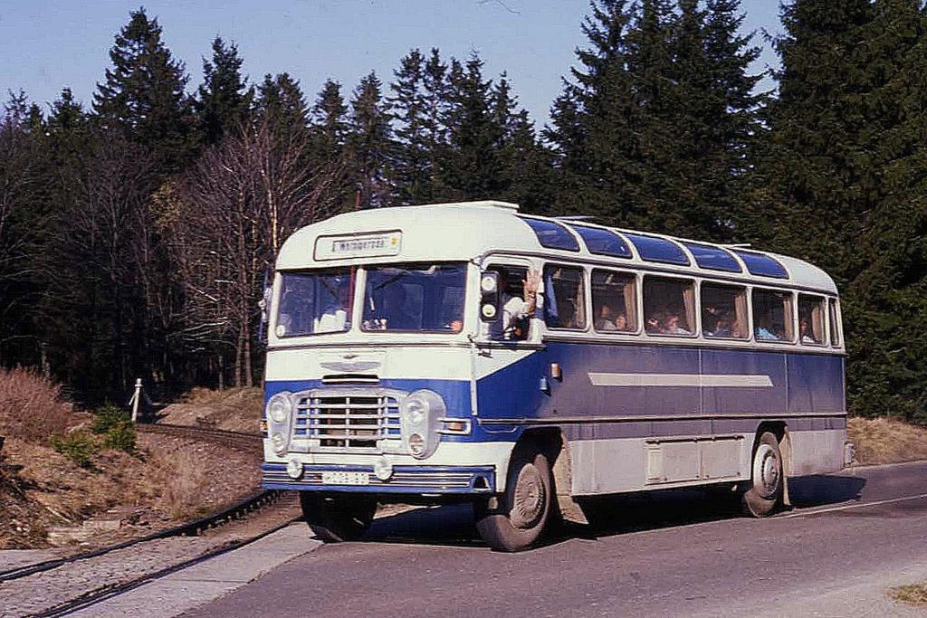 Leben in der DDR

Bus
Trotz des dichten Eisenbahnnetzes gab es im Osten ein gut ausgebautes Bussystem. Es war den Bedürfnissen angepasst und der Berufs- und Schülerverkehr hatten den Vorrang. Auf vielen Überlandlinien gab es auch Extremverkehre, wie zwischen Potsdam und Teltow.