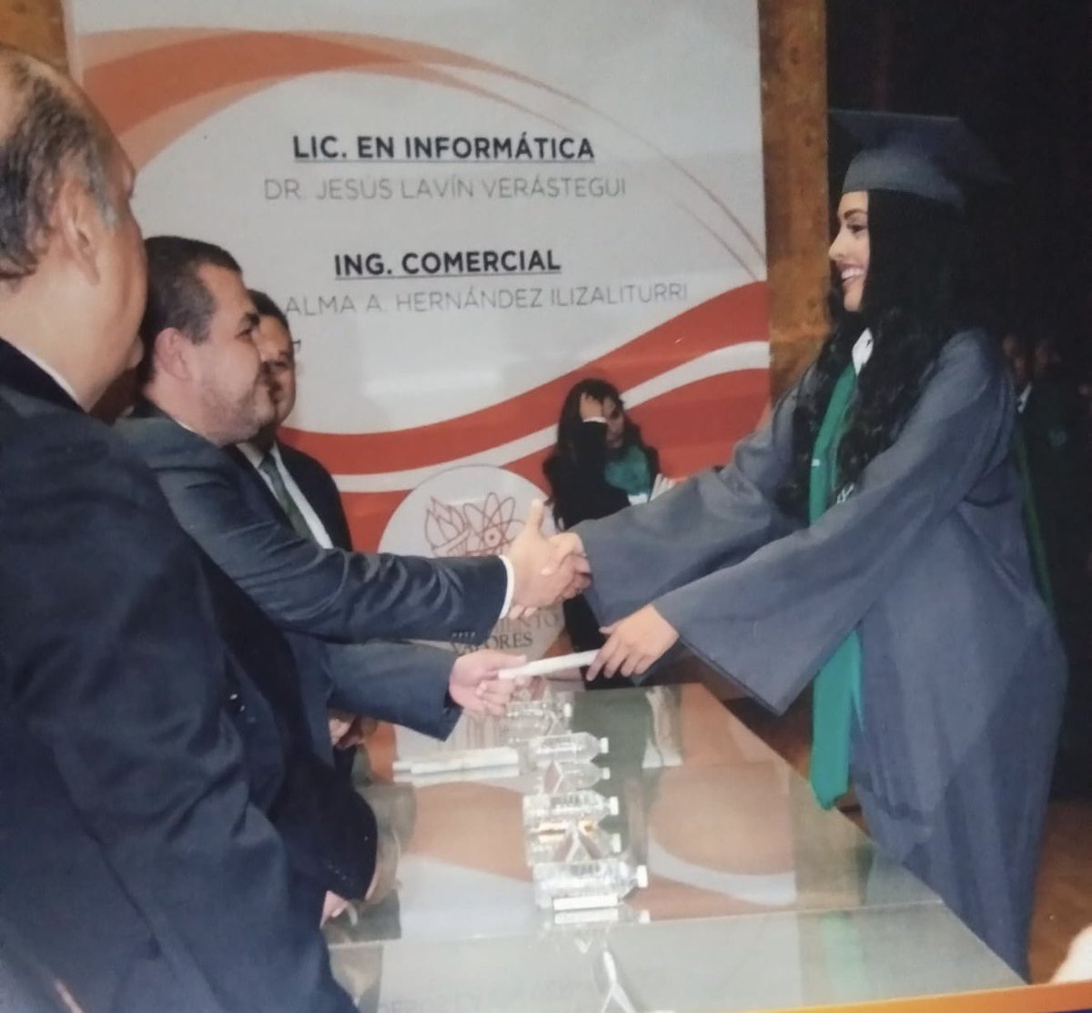 #VengaElTbt Recordando mi graduación 👩🏻‍🎓😅 
Lic. en Administración 🙌🏻 #FCAV #UAT 
Compartan el suyo nosotros 😘 @VengaLaAlegria