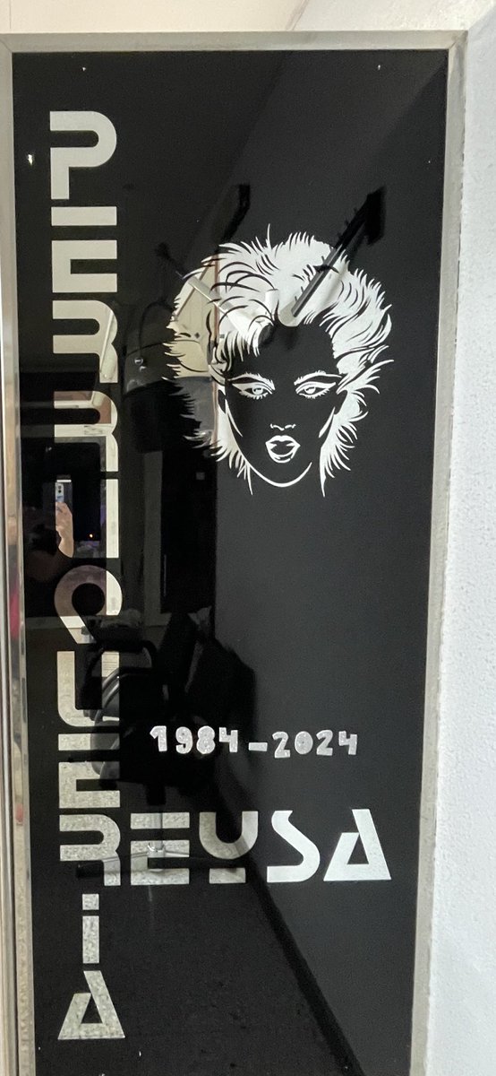40 años de dedicación , profesión que hasta el día de hoy disfruto, mas bien diría que estoy enamorada de ser peluquera.