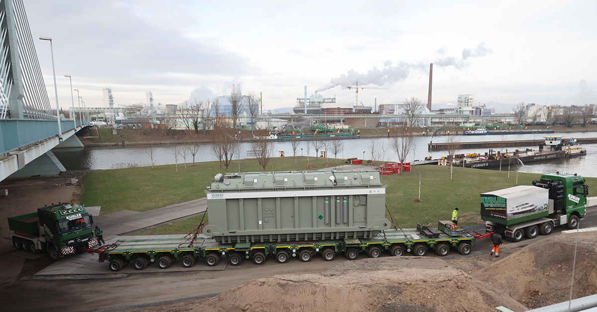 Amprion's tweet photo. Ende Januar sind 3 #Trafos in der neuen Umspannanlage #Schwanheim eingetroffen. Sie werden die Spannung von 380 auf 110 Kilovolt umspannen und die Region mit Strom versorgen. Ein 16-achsiges Plateaufahrzeug brachte die Bauelemente planmäßig zum Gelände. 👉 https://t.co/vvJM1VihJ3 https://t.co/Zr8a4vIo40