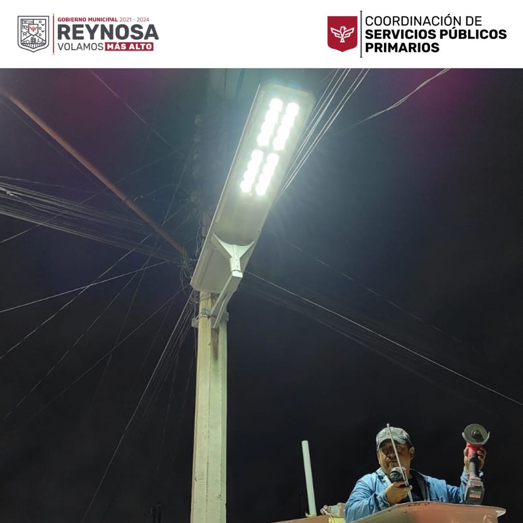 Reynosa_SPP's tweet photo. Realizamos la instalación de luminarias en la Colonia 1ero de Mayo.💡Iluminar nuestras calles no solo mejora la seguridad, sino que también fortalece el sentido de comunidad y pertenencia. Juntos, construyamos un entorno más seguro. #Reynosa #JuntosVolamosMásAlto @carlospenaortiz https://t.co/MTMWLMuTIm