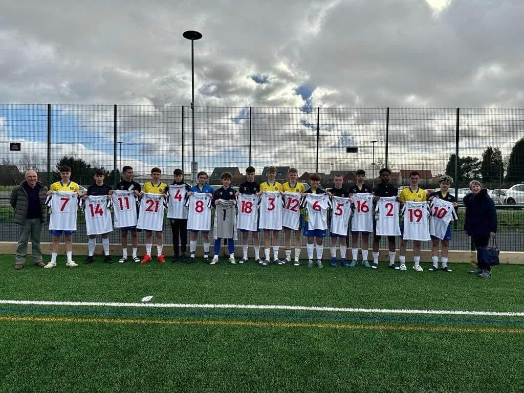 Our u16s are always grateful and humbled by the generosity of those that sponsor the boys kit. 

This one's extra special. 

Honoured that our u16s get to represent our dear friend and his legacy, by wearing the Stephen Thompson foundation logo on their new home kit. 

Quite