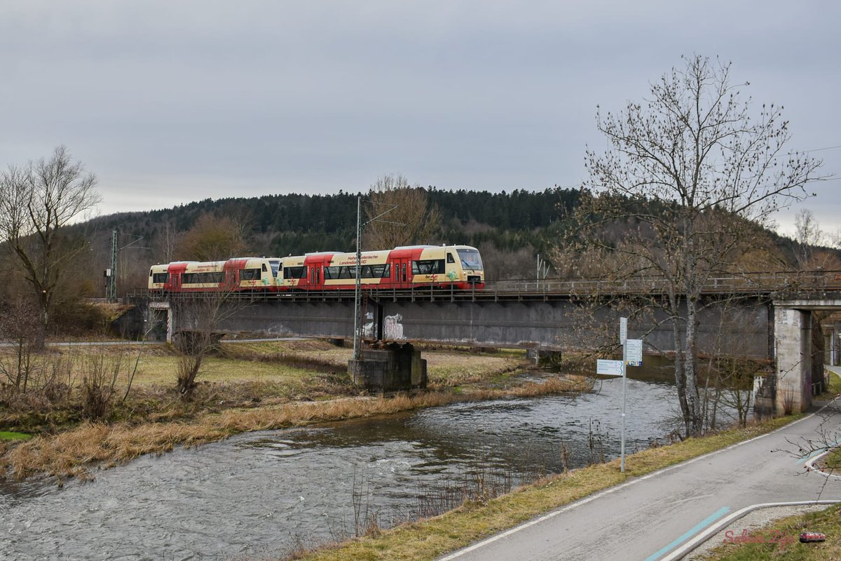 15Volt's tweet photo. #Tuttlingen,
die #RegioShuttle VT 243 + VT 242 mit der #HzL-Lackierung/#3erRingzug was seit 2018 mit #SWEG verschmolzen ist, fährt als RB 43 nach Fridingen hier beim Überqueren der #Donau kurz nach sein Start von Tuttlingen Bahnhof.
#BR650 #bwegt #Bahn #Nahverkehr #Zug https://t.co/2KWvHSRjjB