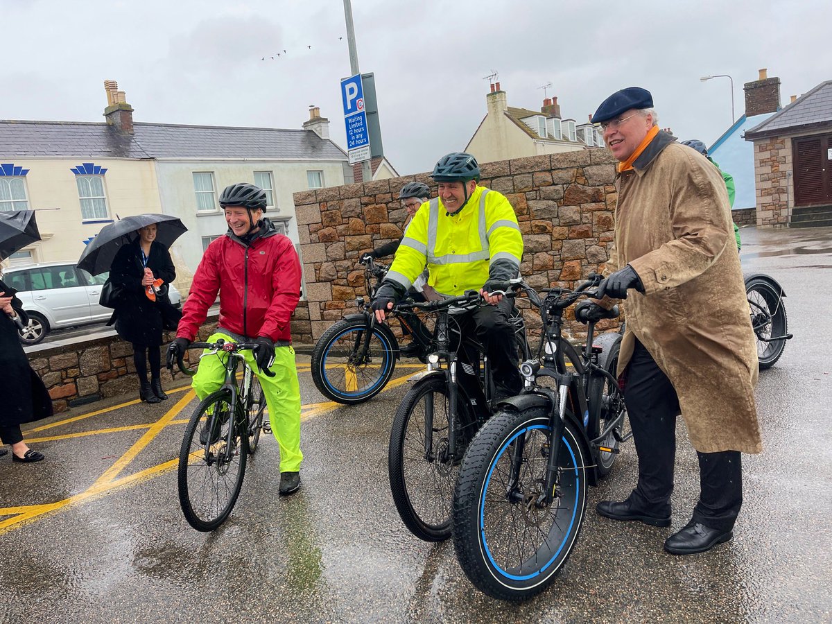 Enjoyed visit to Jersey. Many opportunities for cooperation in sustainable tourism, cycling infrastructure, green finance, energy, windmills (3). Great cycling tour with Minister Transport @AndyJehan promoting cycling infrastructure. Thanks for organizing great Dutch weather!