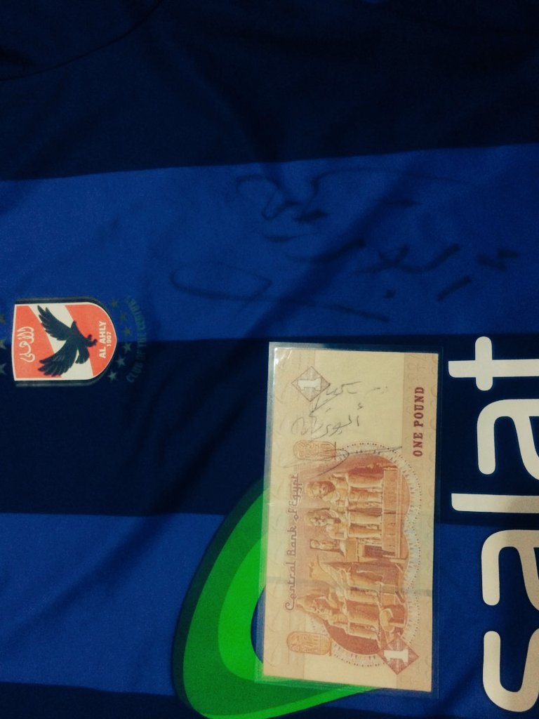 trezeguet74's tweet photo. في الصورة أغلى ممتلكاتي، تيشرت وجنيه متوقعين من الأسطورة محمد أبو تريكة، بقالهم معايا أكتر من ٦ سنين في ظروف طبيعية أنا مكننش هفرط فيهم تحت أي ثمن والقريبين مني يعرفوا كده، ولكن أنا بعرضهم للبيع في مزاد خيري لأعلى سعر وباذن الله المبلغ اللي هيجيبه هتبرع بيه  كاملاً لأهل غزة https://t.co/WZgcrGYwY7