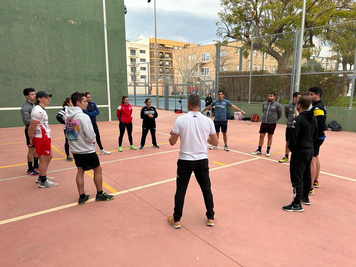 fedpival's tweet photo. INTERNACIONAL ⚪ La selecció de la Comunitat Valenciana s'ha exercitat una jornada mes a one wall al Poliesportiu de #Massalfassar baix la direcció del cos tècnic, com a preparació per a l'Europeu de Portugal.
#moulapilota
#onewall
@comunitatesport
@generalitat
@dipvalencia https://t.co/G8HLHksmkt