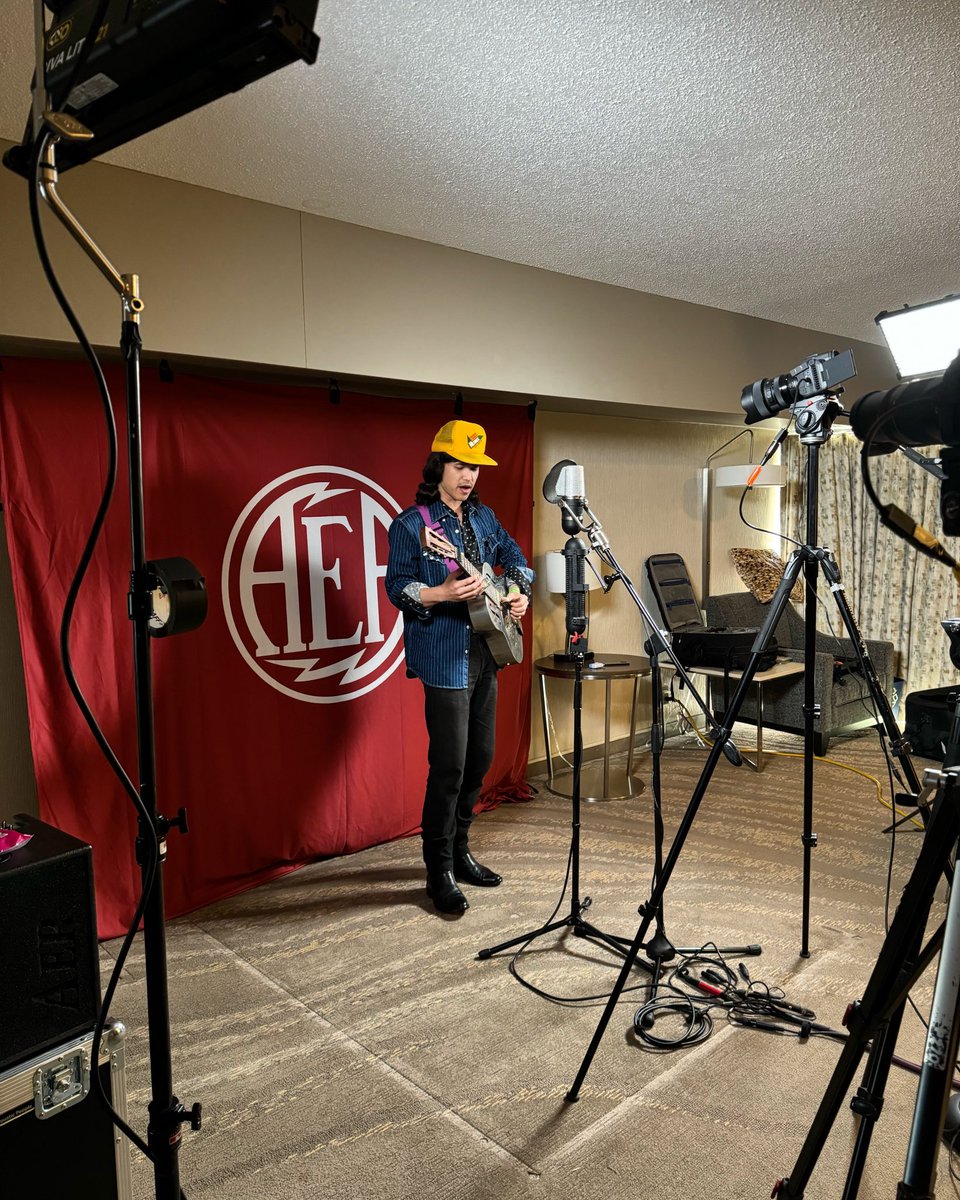 ribbonmics's tweet photo. Behind the scenes at @folkalliance with our friends at @nodepression. Can’t wait for you all to hear these artist performances coming soon… 😎🎙️🎶

#AEARibbonMics #FAI24 #FolkAllianceInternational #NoDepression https://t.co/QbGEb20i6E