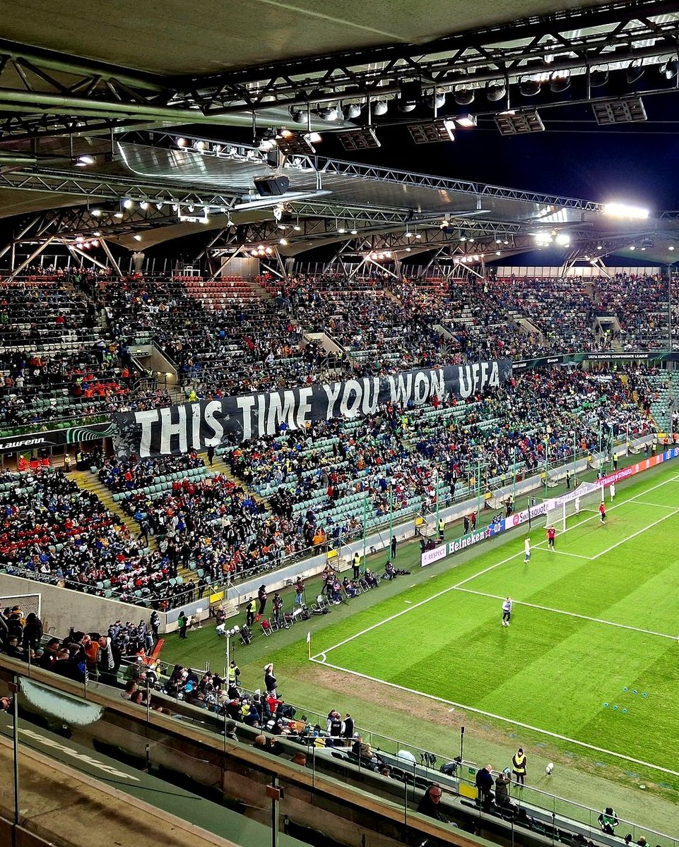 B24PT's tweet image. UEFA castigou o Legia Warszawa com o encerramento parcial do setor da claque... então eles foram para a bancada central.