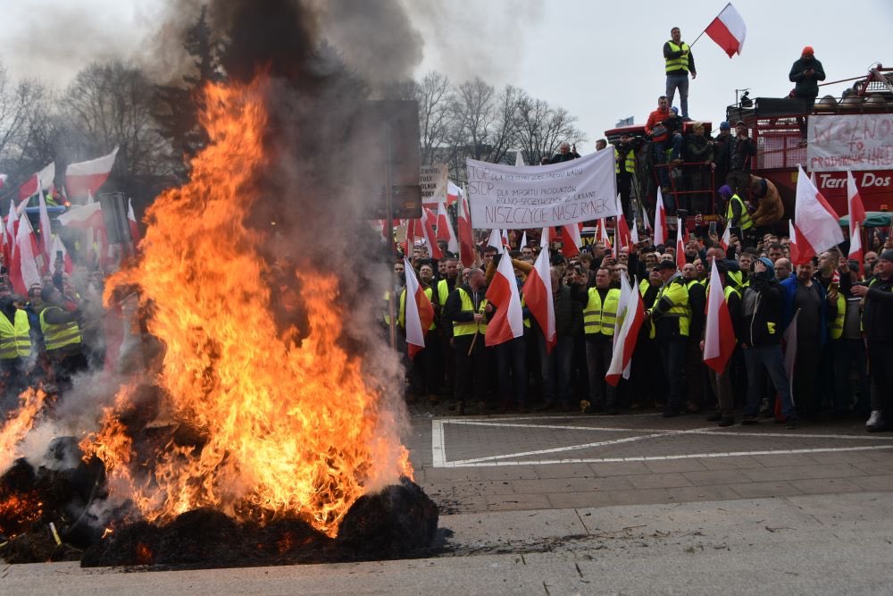 Podjęliśmy dziś w czasie obrad Komisji Krajowej decyzję o udzieleniu czynnego wsparcia protestującym rolnikom. Będziemy wspólnie organizować akcje protestacyjne, dopóki nasze władze nie zaczną bronić interesów Polski… (1/2)