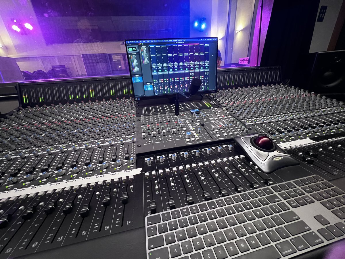 lokknessie's tweet image. Recording session for my Rec Arts IV class, awesomely I was able to get the classic rock band I&apos;m interning for to be the band we record. Getting a grade and getting paid 🤙🏼 I&apos;m def getting an +A #recordingarts #recordingartist #radiohost