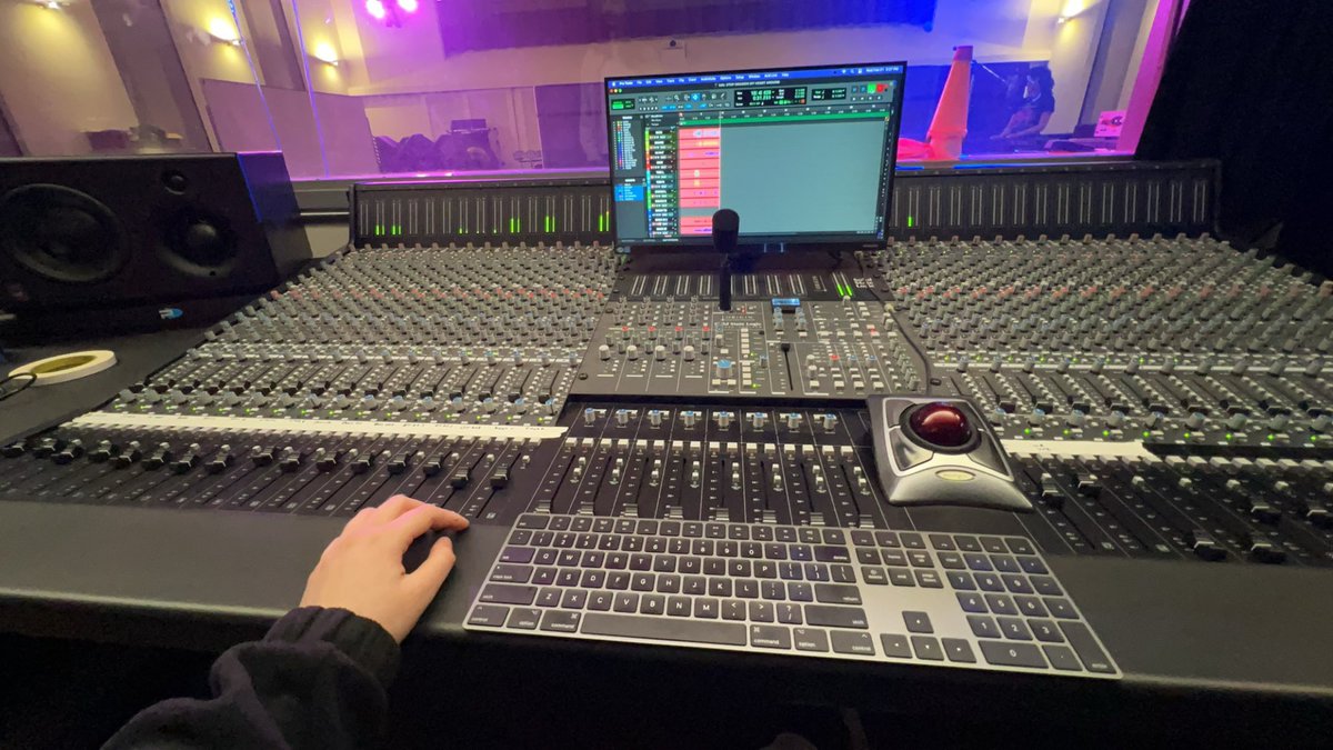 lokknessie's tweet image. Recording session for my Rec Arts IV class, awesomely I was able to get the classic rock band I&apos;m interning for to be the band we record. Getting a grade and getting paid 🤙🏼 I&apos;m def getting an +A #recordingarts #recordingartist #radiohost