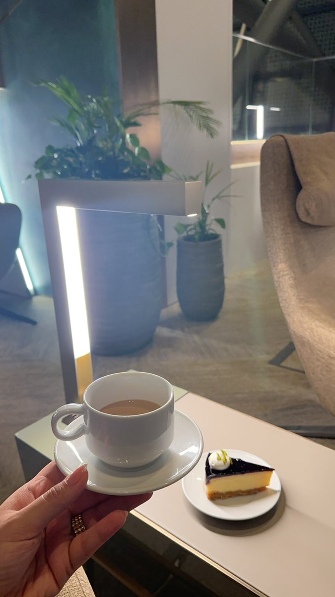 خلني في بالك بين كل ليل وليل
وتأكد انَك اغلى من خذا قلبي ♥️.