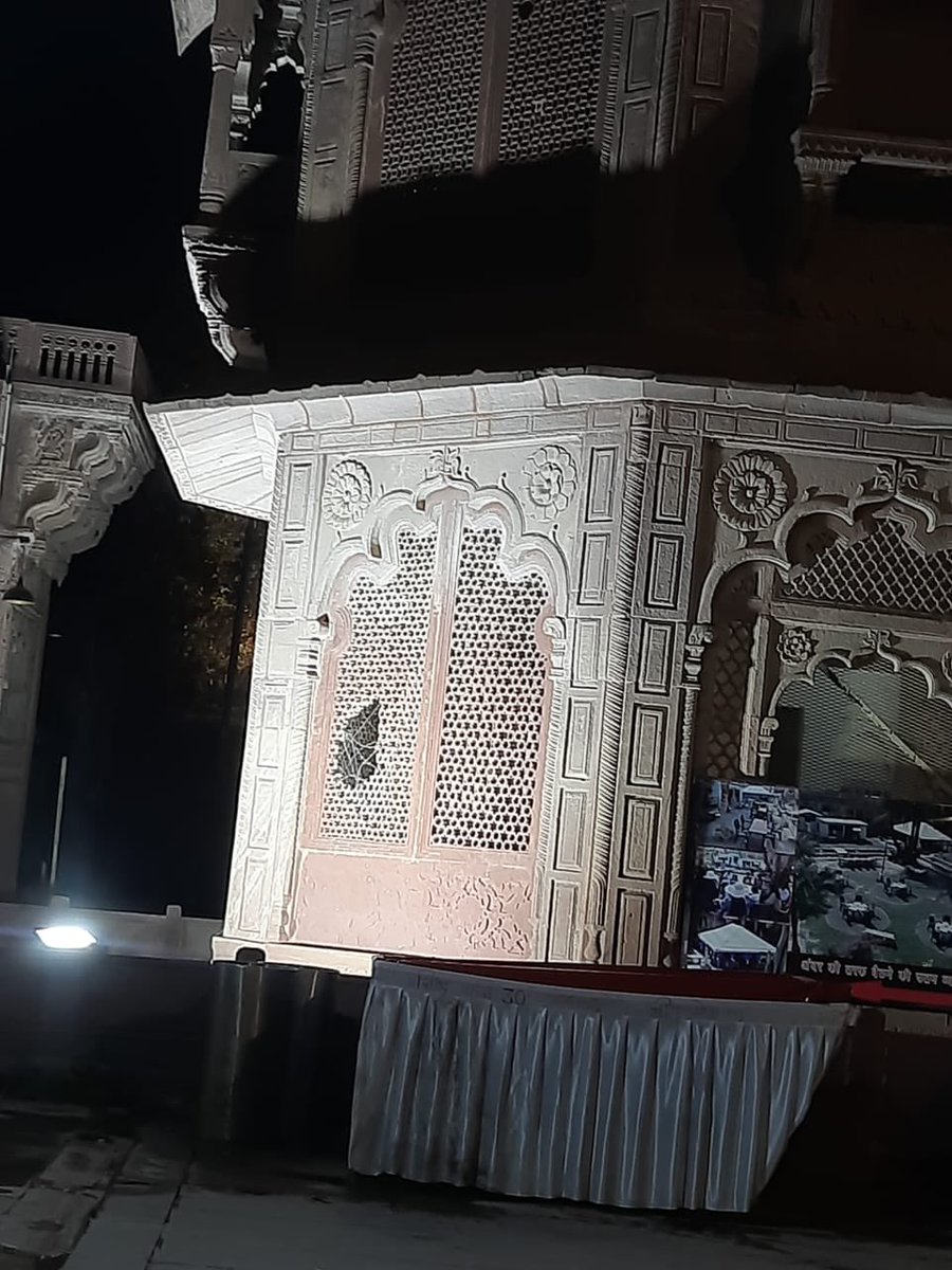 RAJPUTANA4ever's tweet photo. एकथम्बा महल , जो मंडोर गार्डन में स्थित एक प्राचीन विरासत है उस पर अतिक्रमण कर पोस्टर और कैंटीन के विज्ञापन लगाए गए हैं तथा उसे क्षतिग्रस्त भी किया गया है। कृपया त्वरित कार्यवाही करें।
संबंधित फ़ोटोज संलग्न हैं।
@ASIGoI @MinOfCultureGoI @gssjodhpur @arjunrammeghwal https://t.co/fDdvowlSpW