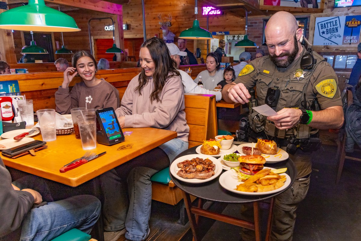 WashoeSheriff's tweet photo. #community #cares #giving #tipacop #SONV #LETR #TexasRoadhouse #deputies #ProudSheriff https://t.co/3jCIJZJNOi