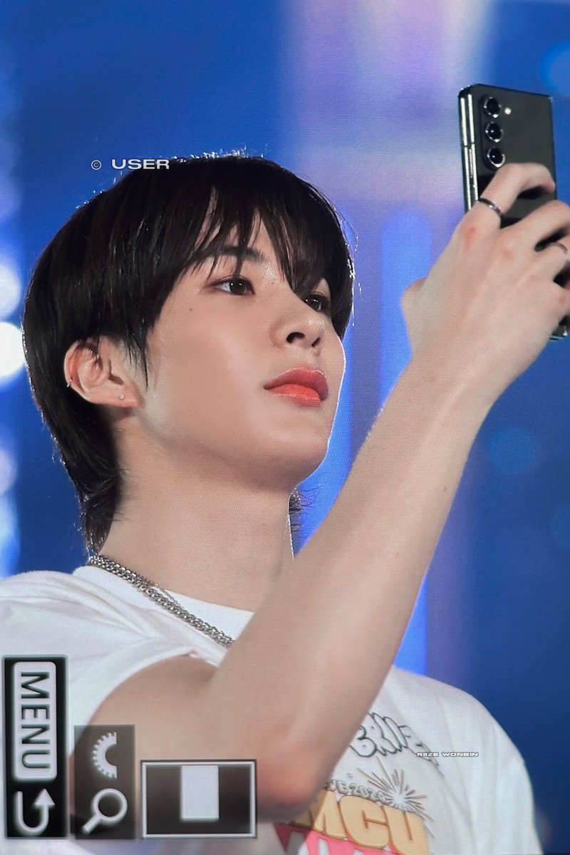 저 폰에 찬영이가 오래오래 간직하고 싶은 메모리즈가 잔뜩 담겨있을거 생각하면 진짜 너무 귀엽고 너무너무 소중해 흑