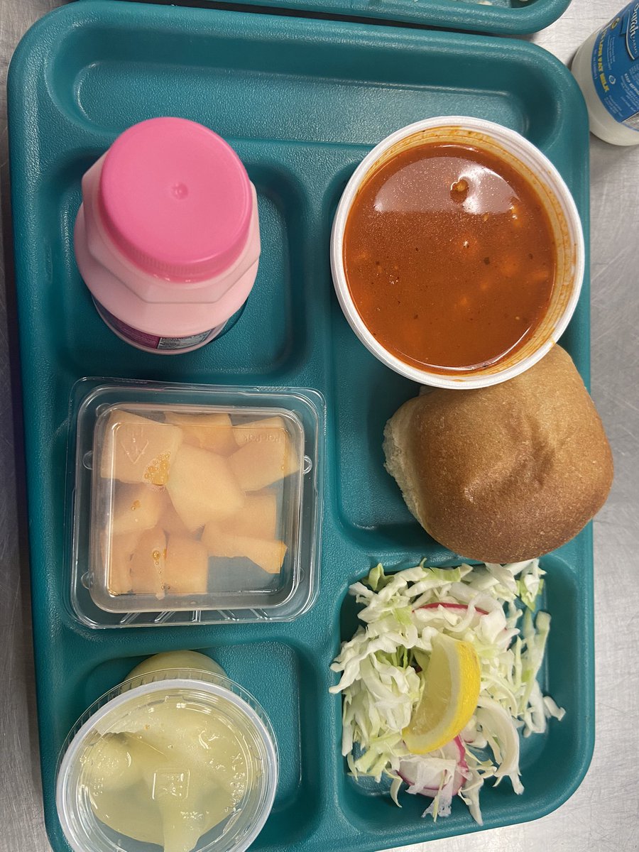 SandraGrajeda3's tweet photo. Happy Thursday Wranglers!!
Today’s menu: chicken pozole and Ham and cheese torta with guacamole🥑, both with cabbage 🥬 radishes, cantaloupe 🍈, slice pears 🍐and variety of milk, enjoy 😊 #TeamSISD @SierraVista_SA @sara_rogulic https://t.co/IkFAYsotmZ