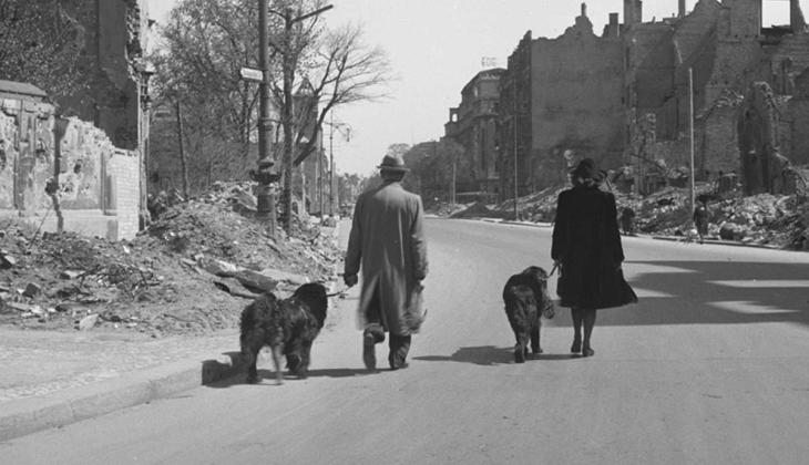BAMPFA's tweet photo. Tomorrow @ 4 PM: VISHNIAC, a journey through the lens of one of the foremost photographers of the 20th century—from the streets of prewar Berlin to the shtetls in Eastern Europe to Einstein's Princeton office. Presented in partnership with @magnes.
🎟️ https://t.co/9SOYpz0WC3 https://t.co/NC8ZI4RX9i