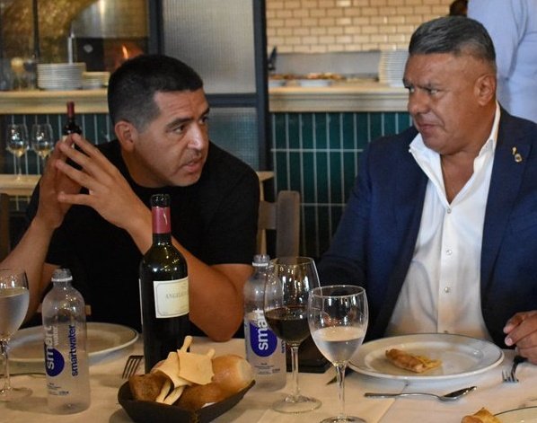 frabigol's tweet photo. Jajajaj que hace TAPIA ALMORZANDO CON RIQUELME A TRES DIAS DEL CLASICO!!! Haganlo menos evidente https://t.co/TtTliuLcMH