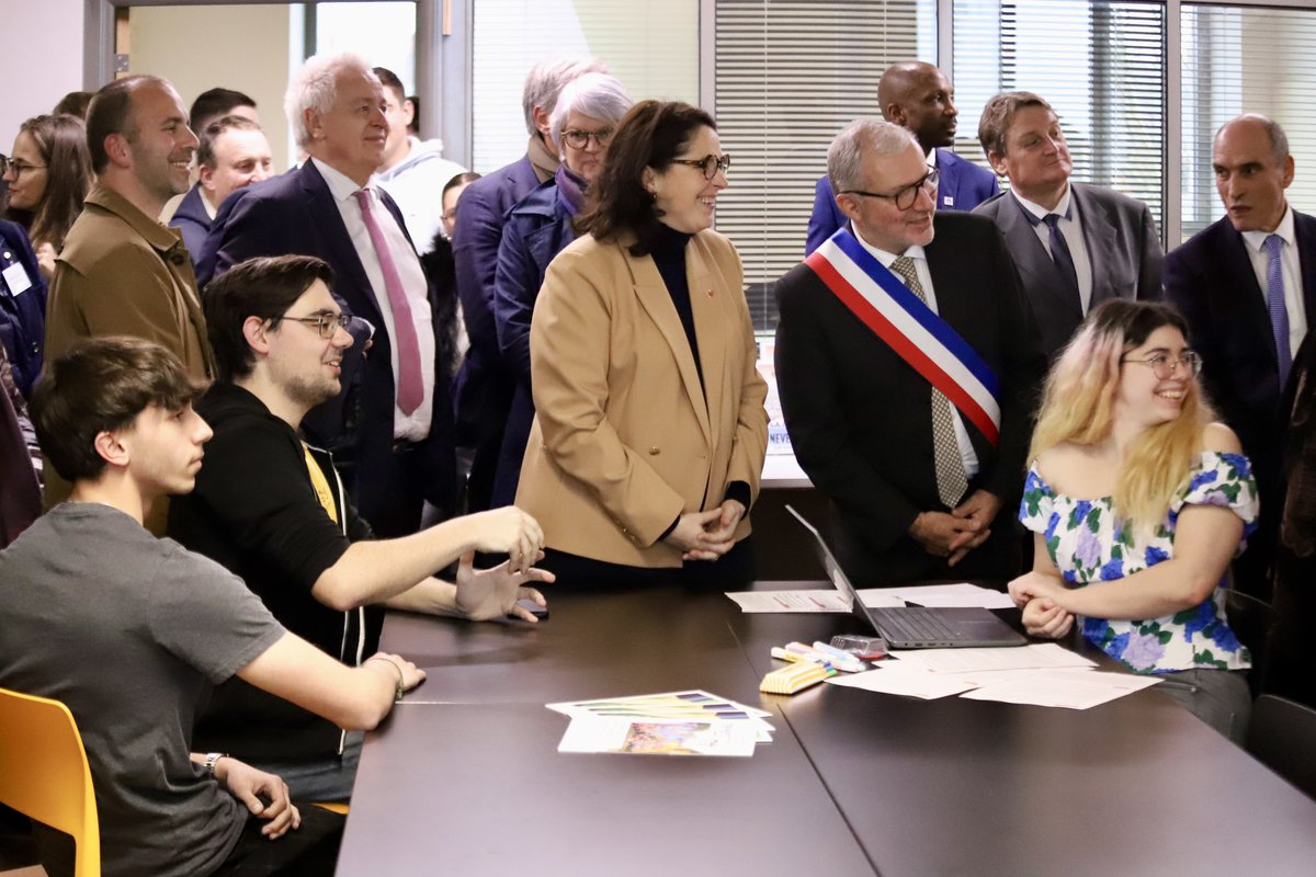 Un campus connecté, une pépinière d'entreprises, un @villageCANevers : sur cet ancien site militaire, Nevers a rassemblé tous les leviers nécessaires à la création et la réussite de nos startups. Un territoire pionnier depuis 2015 et un exemple à suivre !