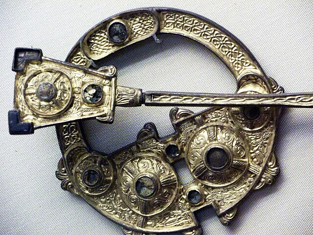 nghhhh just found out about the Londesborough Brooch it for sure was the inspiration for Renfri's brooch