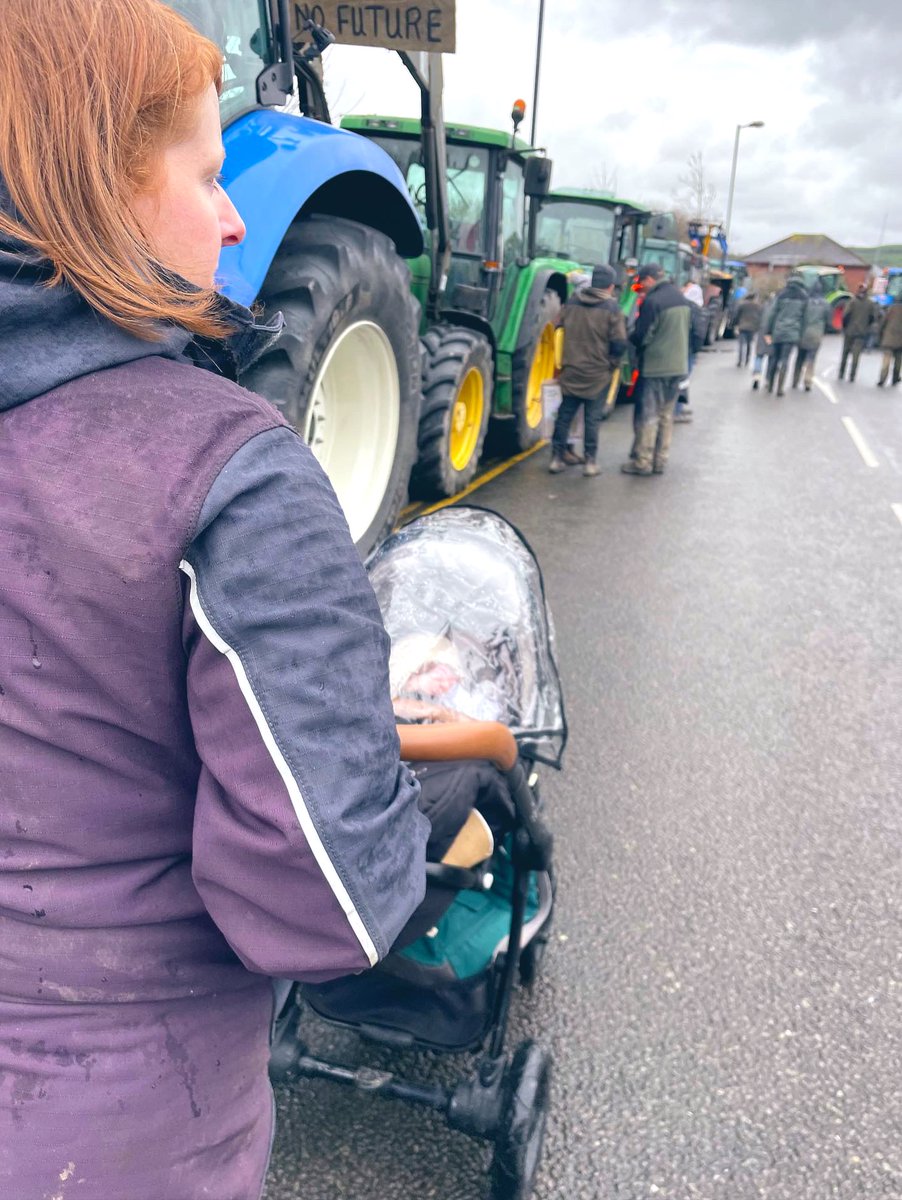 Gwenan8's tweet photo. Ein dyletswydd ni yw eu dyfodol nhw #NoFarmersNoFood #DigonYwDigon #HebAmaethHebFaeth https://t.co/PZLWuWhW4z
