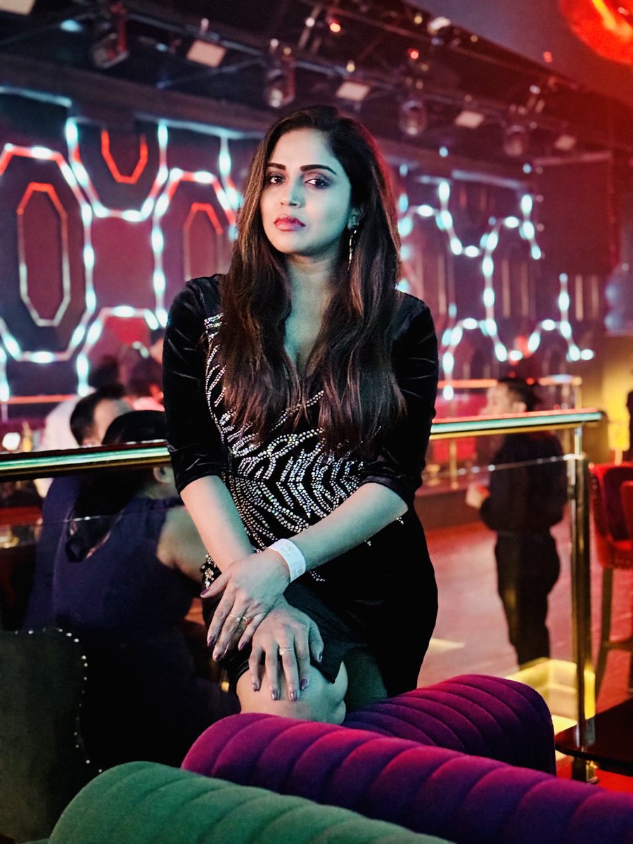 ChowdaryKarunya's tweet photo. #pub #glitte #bombay https://t.co/YprMbLJuYM