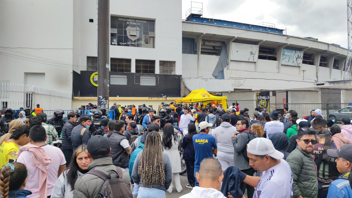 rubendoc87's tweet photo. @LuigiMB @sociosbsc Buen día...más de dos horas en la fila de socios y no avanza nada...por favor solución y mejor atención al socio https://t.co/NTAV3IJuMt