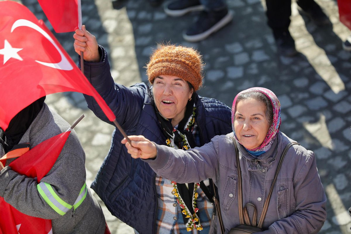 İstanbul Büyükşehir Belediye Başkanımız Sayın Ekrem İmamoğlu ile birlikte Cebeci’de Sultangazili komşularımızla buluştuk. 

5 yıldır sadece çözüme, icraata, hizmete odaklanmış bir belediyecilikle İstanbul’a nefes aldıran Sayın Ekrem İmamoğlu ile omuz omuza Sultangazi’mize de