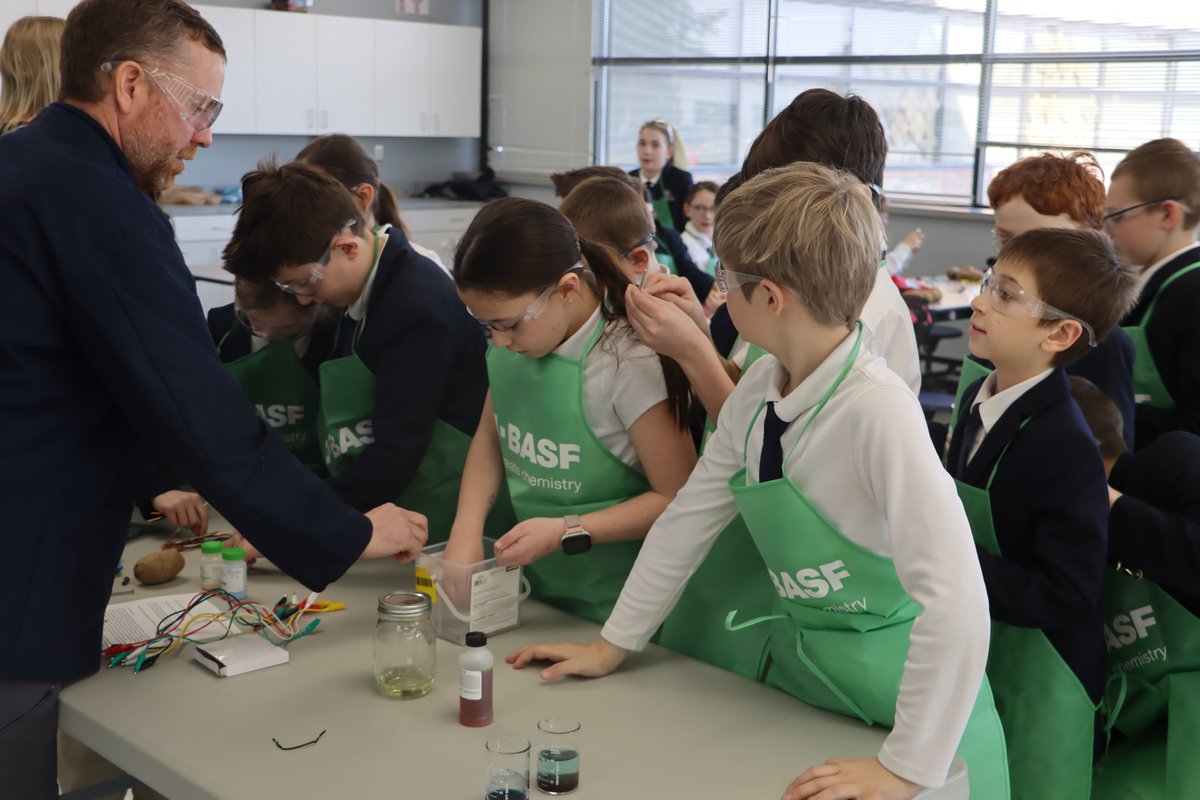 BASF brought the world of chemistry to life at Ivywood Classical Academy in Plymouth. 5th-grade junior scientists engaged in hands-on experiments using potatoes to illuminate the power of science. #STEAMatBASF #BASFKidsLab #BASF #FutureScientists