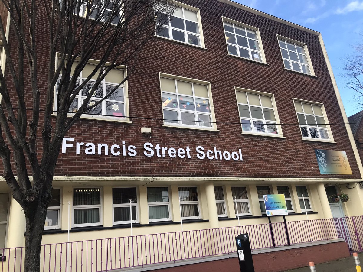 An inspiring visit earlier today to @FrancisStSchool, Dublin City. Many thanks to the lovely staff and pupils for the warm welcome. An amazing Changemaker School. @DCUCMS @MichelleMcArdle
