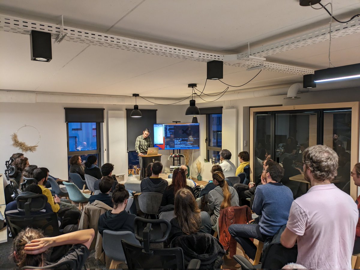 Salle pleine pour la soirée <a href="/FinistDevs/">FinistDevs</a> dédiée au développement mobile. Merci encore à <a href="/ZenikaBrest/">Zenika Brest</a> pour l'accueil !