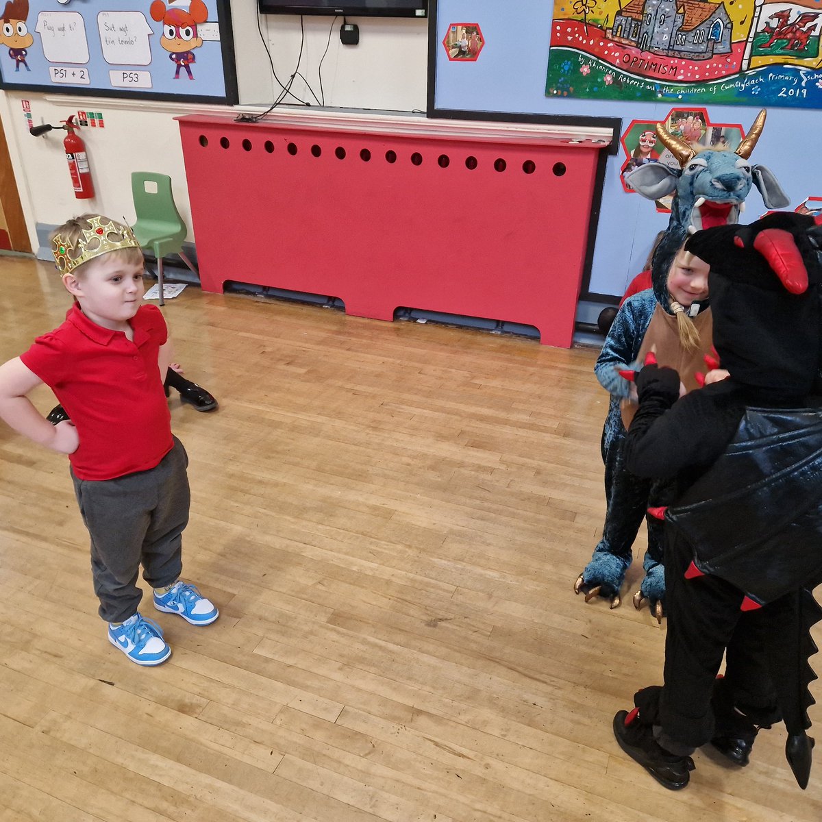 CL_Stars's tweet photo. @CwmclydachPri We learnt all about the history of the Welsh Dragon today. Stay tuned next week for more costumes and acting 🎭 #stdavidsday #expressivearts https://t.co/WMXN2alicg