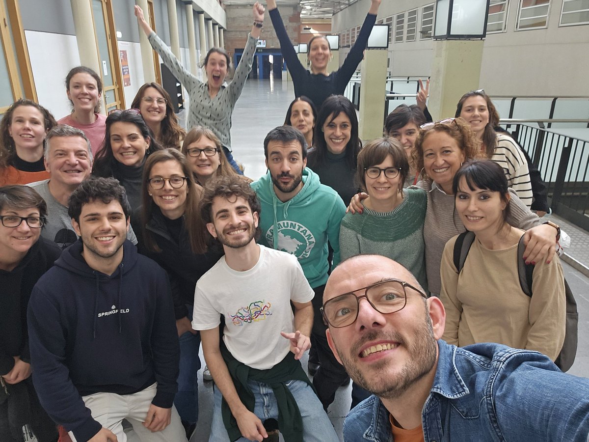 Ferranluxpapi's tweet photo. Quin plaer haver pogut fer avui un taller  de noves narratives a les xarxes socials amb els companys que gestionen perfils a les diferents Facultats i serveis de la @UPFBarcelona. 

Sempre aprenent, sempre endavant! https://t.co/c38Q3HWm1I
