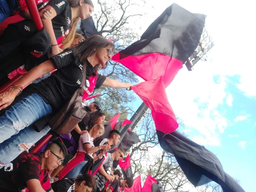 noritaaa68's tweet photo. El periodismo 
no lo puede creer🎶🎶🎶

Es HOY!
Los medios d todo el país, hablan d esta hermosa locura😊 

#Newells, no traten de entenderlo ❤️ 🖤 

#Banderazo 
#BanderazoColosal 
#AlientoSiParlanteNo 
#LaHinchadaMásPopular 
#ElMásGrandeDelInterior 
#RosarioTieneLepra https://t.co/BS2bbLAXOm