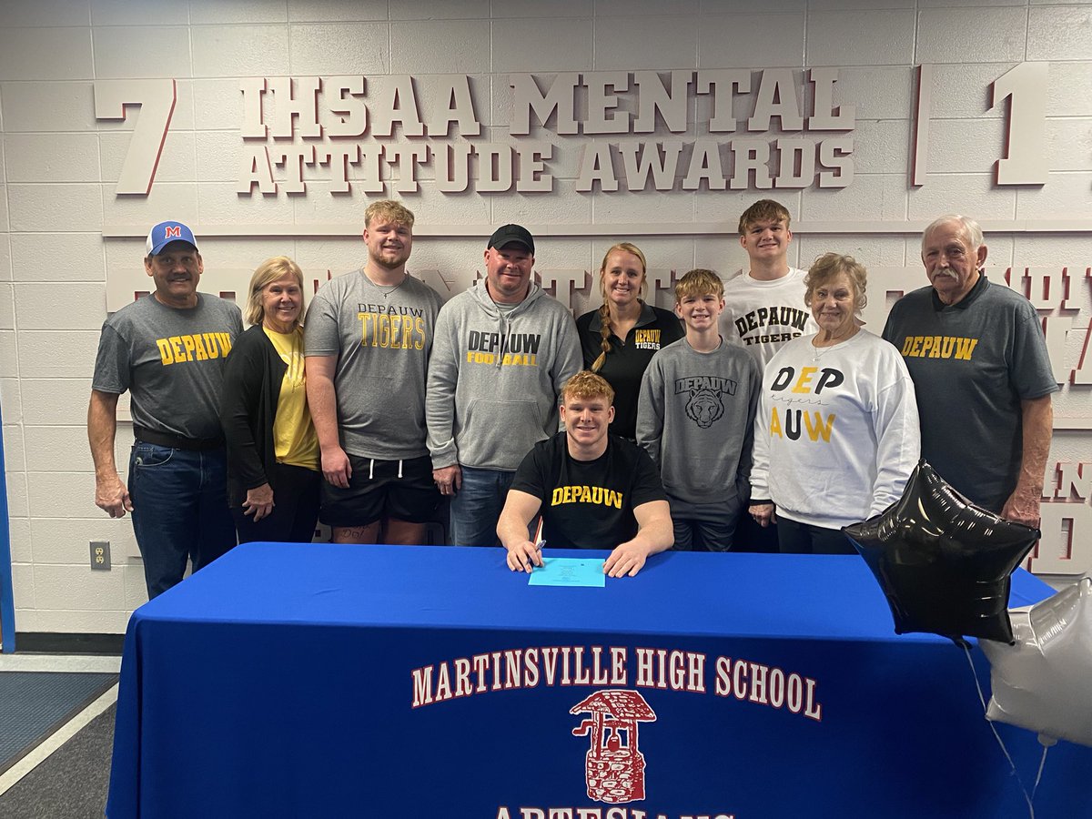 Congratulations Brayden Shrake on your commitment to continue your academic and football career at DePauw! @MSDMartinsville @BellCatMHS @ArtesiansUnited @ericbowlen