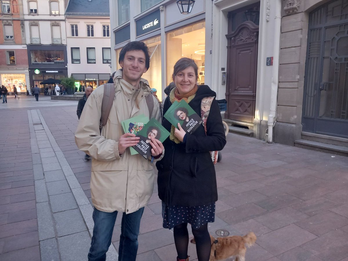 cardojo2's tweet photo. Attirer les Mulhousiens et Mulhousiennes avec un chien, c'est fait. 

À chaque câlin, une discussion et un tract sur @marietouss1 !

Pour voter les Écologistes aux Européennes c'est le 9 juin 🇪🇺

Pour faire campagne avec nous c'est dès aujourd'hui sur  https://t.co/zaTiaWLBk5 ✊ https://t.co/d1SGxdPLEE