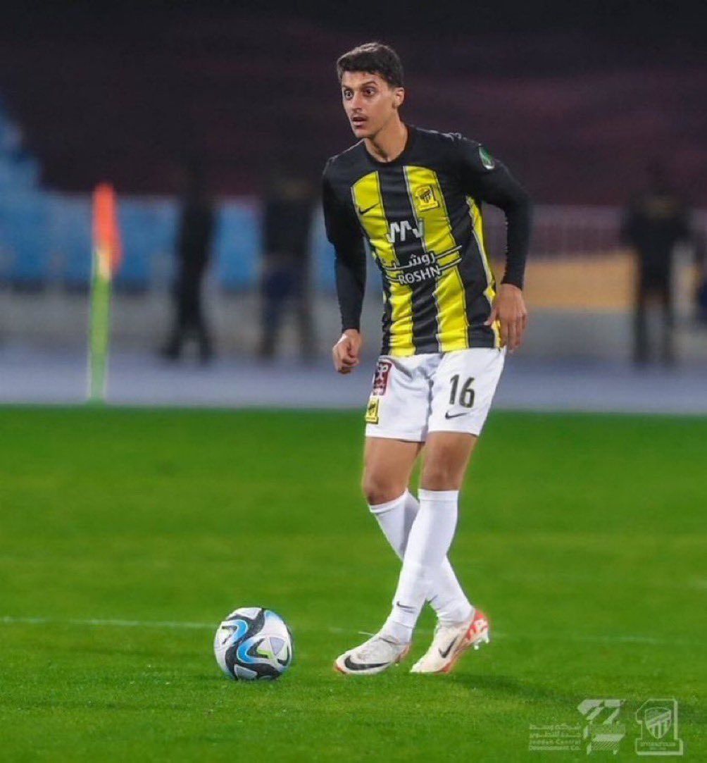 لاعب صغير وكويس وله مستقبل لكن فكونا من النفخ اللي ضيع علينا مواهب لين قلنا بس 

اللاعب صار يتفلسف ويطول بكورته اكثر من اللازم وانا مالومه اذا بعض الجمهور قاعد ينفخه بشكل مرعب 

نعم للانصاف لا للنفخ ✅