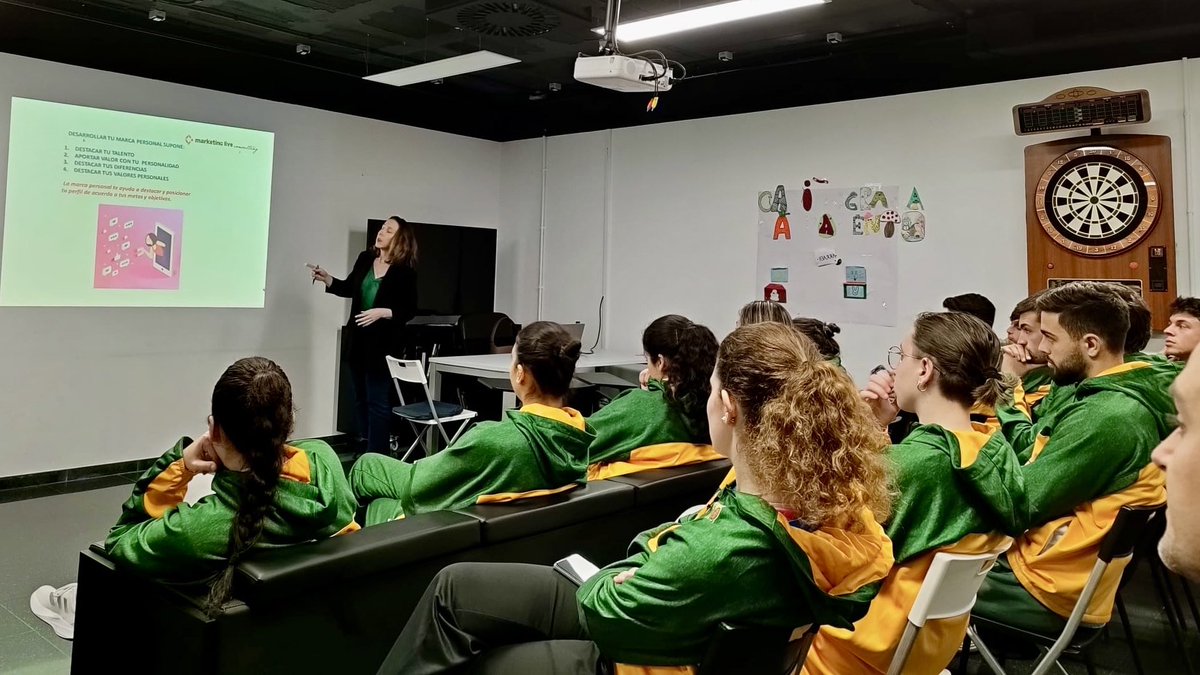 enaranjosmidt's tweet photo. @b4lmalaga es mucho más que un club de baloncesto. Es un proyecto que combina la formación e inserción laboral para jóvenes deportistas 🏀📚

Desde noviembre, tengo la suerte de estar detrás de sus redes sociales y organizar las actividades durante la temporada 2023/24 ⛹🏻‍♀️ https://t.co/FVlmOaKFYg