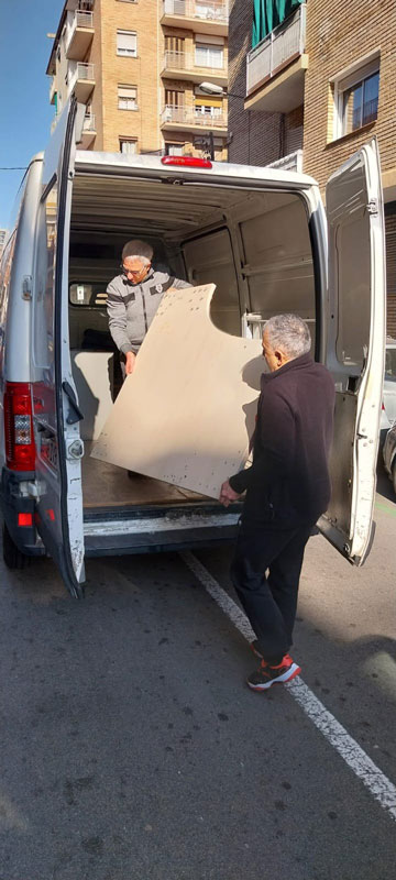 Aquest mes hem repartit a 8 entitats socials 40 elements de mobiliari d'oficina donats per @caritasbcn Reutilitzant aquest material, hem evitat l'emissió a l'atmosfera de 1.143 kg de CO2 (=retirar de la circulació 191 🚗 durant un dia). #somps @bancderecursos