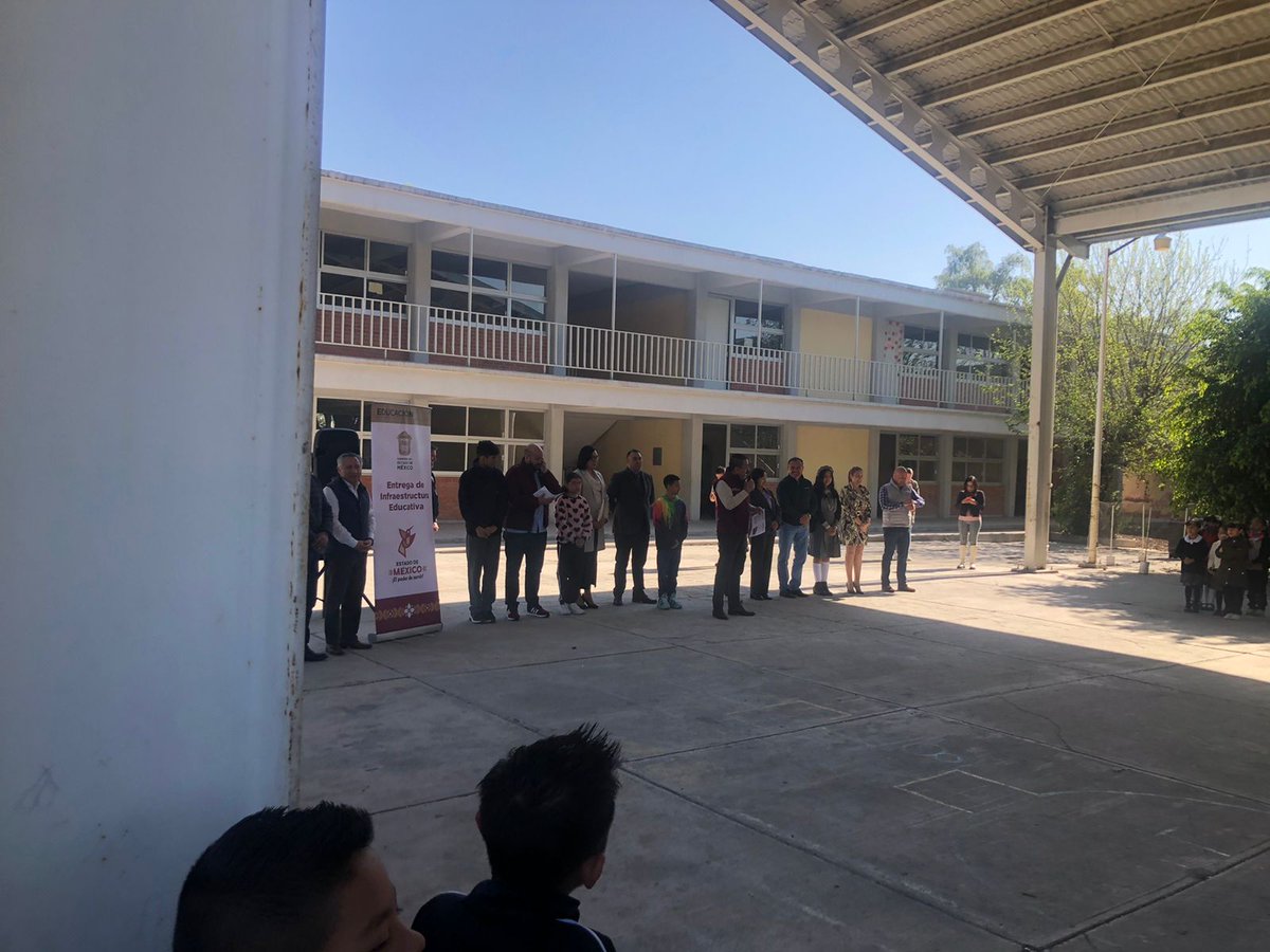 SREBEcatepec's tweet photo. En gira de trabajo, el Mtro. Miguel Ángel Hernández, titular de la @SeducEdoMex entregó un nuevo edifico escolar a la Esc. Prim “Catarino Maldonado Pérez”, en #Ecatepec. 

@arturougaldea_ 
@serafinaguival 
@SEIEM_
#ElPoderDeServir https://t.co/jyfdCMp0ou
