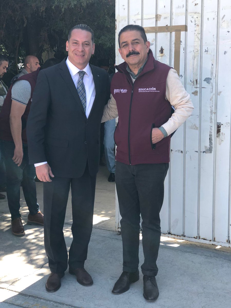 SREBEcatepec's tweet photo. En gira de trabajo, el Mtro. Miguel Ángel Hernández, titular de la @SeducEdoMex entregó un nuevo edifico escolar a la Esc. Prim “Catarino Maldonado Pérez”, en #Ecatepec. 

@arturougaldea_ 
@serafinaguival 
@SEIEM_
#ElPoderDeServir https://t.co/jyfdCMp0ou