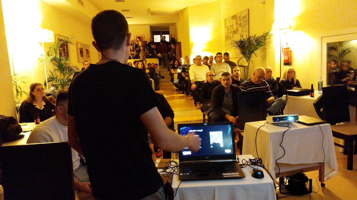 Comienza la charla de Alonso Martínez, " Exploitando sistemas sin saber hacking" <a href="/hackandbeers/">Hack&Beers</a> en #MorterueloCON2k24