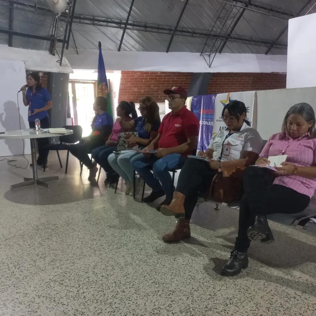 SunagroAma's tweet photo. #SunagroInforma | Hoy #22Feb Comerciantes eventuales de la Economía Popular y Emprendedores, realizaron conversatorio sobre la línea de Transformación Económica en el marco del debate nacional de las 7T.
#ProducirParaVencer
#SunagroVanguardia
@MinAlimenVen
@lealtelleria https://t.co/374ZWSCQws