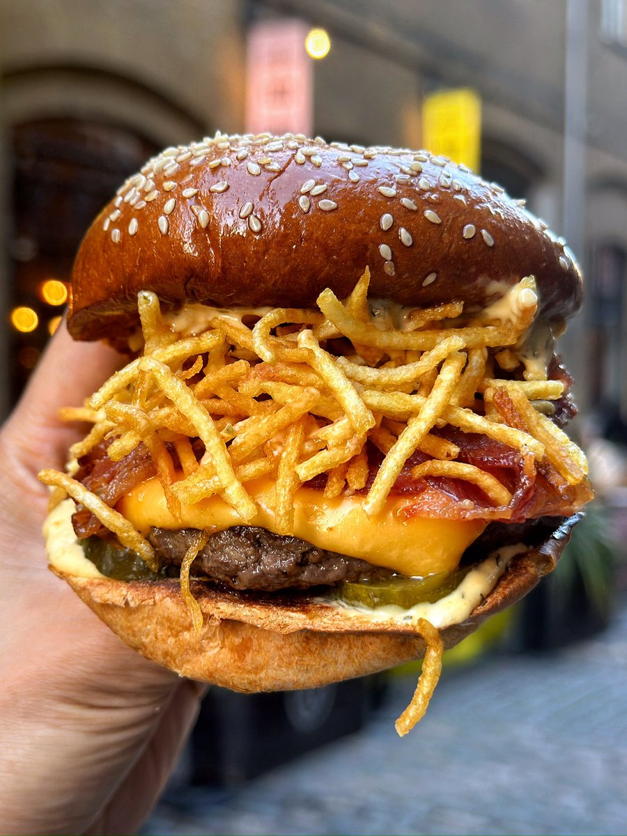Who else is doing shoe strings in a burger right now? 🤤